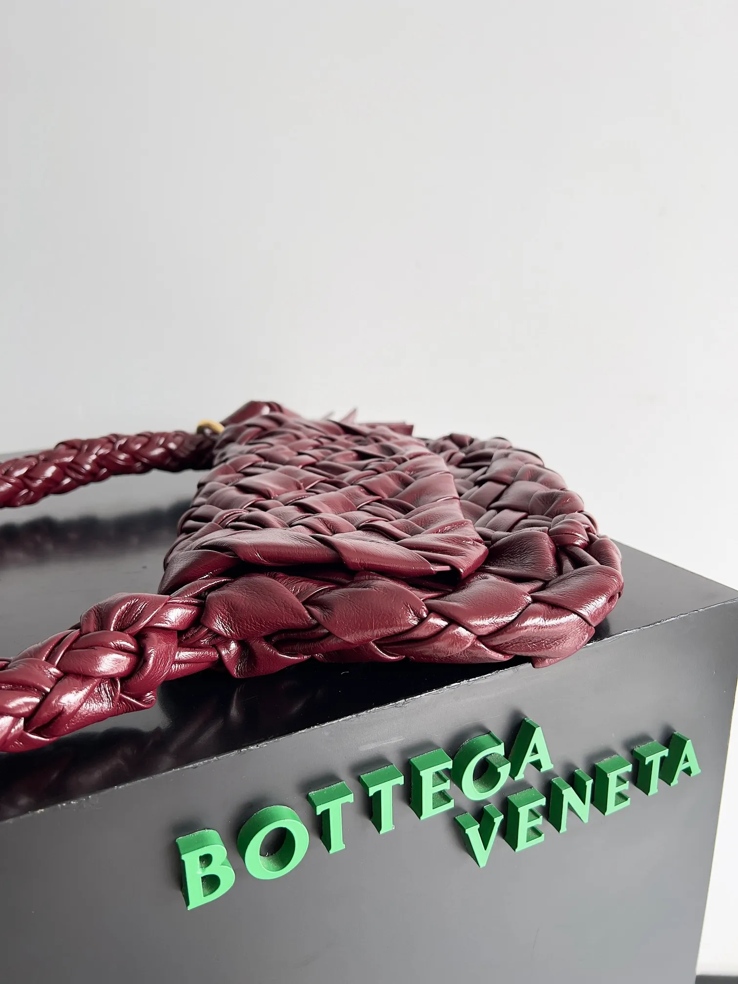 Batch 3420 BOTTEGA VENETA 24 new Kalimero Citta underarm bag This knotted bag is finally available! ! ! Many BV fans have been waiting for this bag for a long time. The pleats fully reflect the lazy retro style. Clothes in spring are often casual and simple. Its appearance embellishes the entire outfit. It is different from other armpit bags. It has a knotted design and a tassel-like ribbon. It is novel and elegant. It is a very feminine bag. Model number: 785797 Size: 25*18*5.5cm